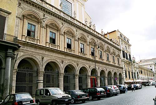 Kirken Santi Apostoli på Piazza dei Santi Apostoli 