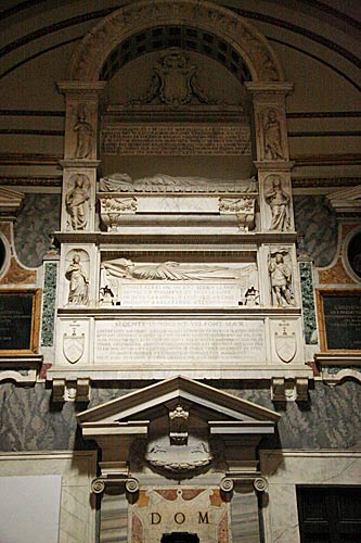 Gravmæle for Kardinalerne Filippo og Eustachio de Levis over indgangsdøren i det venstre sideskib