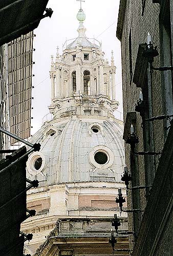 Den store og tunge kuppel på Kirken Santa Maria di Loreto.