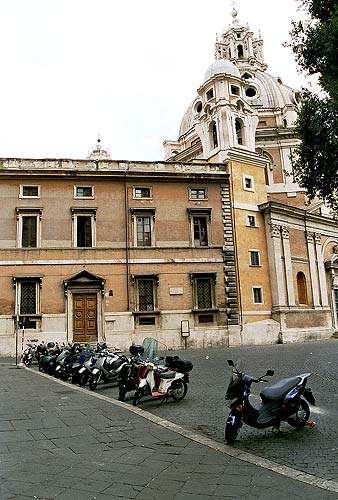 Foto af Kirken Santa Maria di Loreto, til højre, og La Canonica