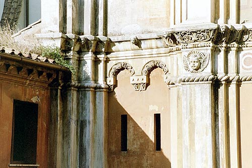 Del af den øverste frise på Kirkens facade