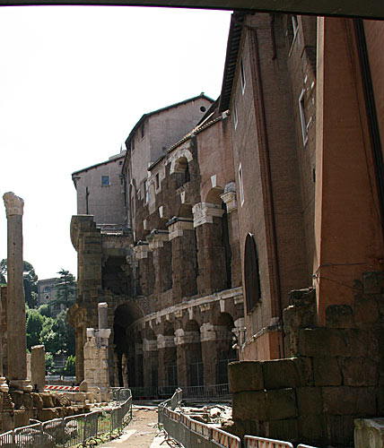 Palazzo Orsini i Teatro di Marcello set fra Via del Foro Piscario. - Foto: cop. Leif Larsson