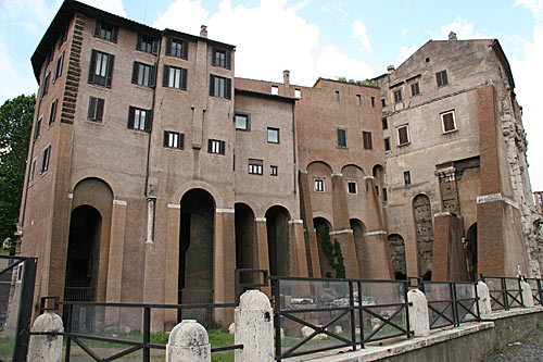 Palazzo Orsini i Via del Teatro di Marcello. - Foto: cop. Leif Larsson