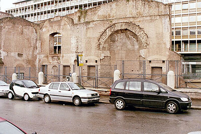 Foto fra Diocletian's Termer: fra Via Barbieri ses apsis i murstykket ud mod Via Parigi