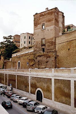 Foto fra Via Vittorino da Feltre udover Via degli Annibaldi mod Via del Fagutale og Torre degli Annibaldi