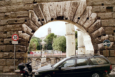 Arco dei Pantani: Kejserfora set fra Via Tor de' Conti