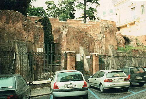 Via Mazzarino: Ruiner under Villa Aldobrandini