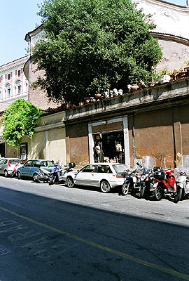 Via Torino med de gamle Terme-mure, hvori Kirken San Bernardo er indrettet