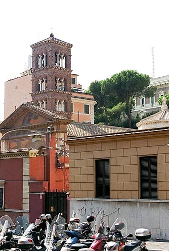 Kirken Santa Pudenziana i Via Urbana: facade og klokketårn