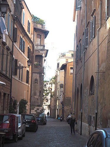 Via dei Vascellari set fra Casa dei Ponziani (til højre) og mod syd. - Foto: cop. Bo Lundin