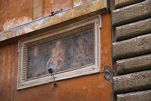 Maria-billede på muren i Via delle Zoccolette - cop. Leif Larsson