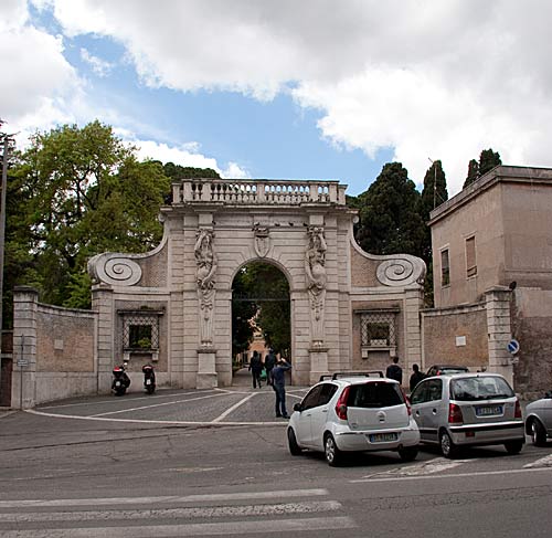 Portalen fra Villa Giustiniani står idag som indgang til Villa Celimontana